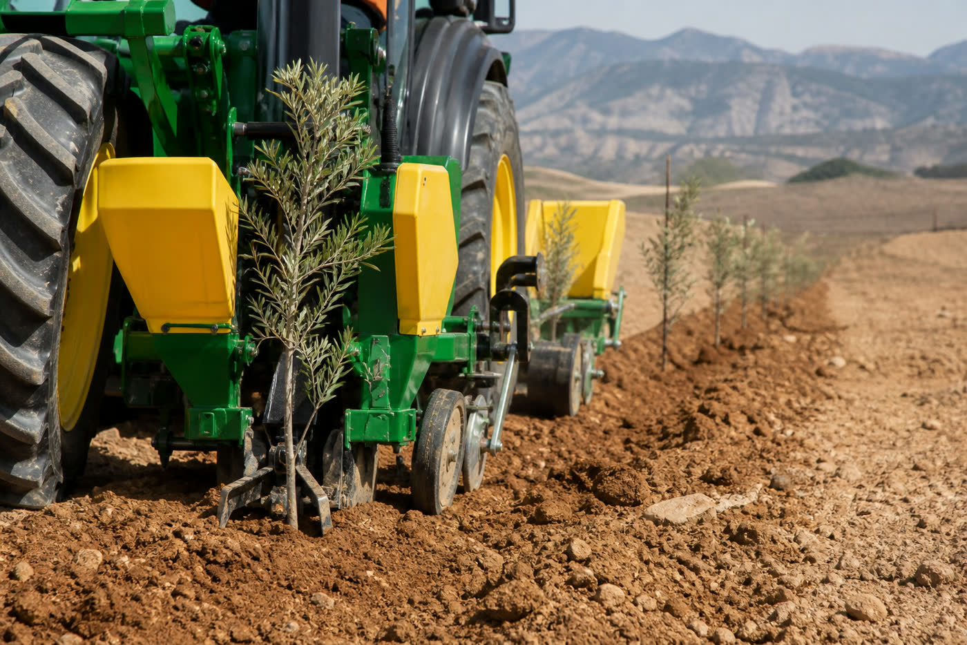 Tractor y plantadora agrícola trabajando cerca de Baza
